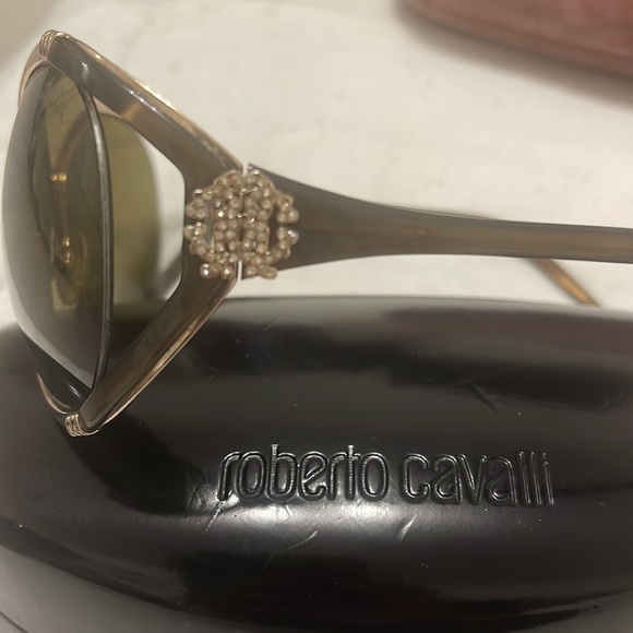 Host pick 🎉🎉🎉Sun glasses by viviglam 🎉🎉🎉 - Picture 9 of 13